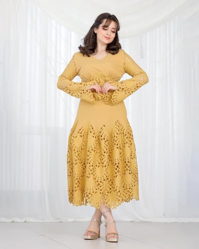 فستان بناتي بتفاصيل جوبير مع قصة أنثوية راقية