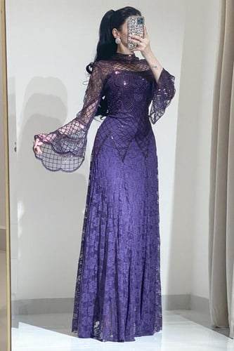 فستان سهرة طويل مزين بشك وترتر يدوي لون موف باكمام...