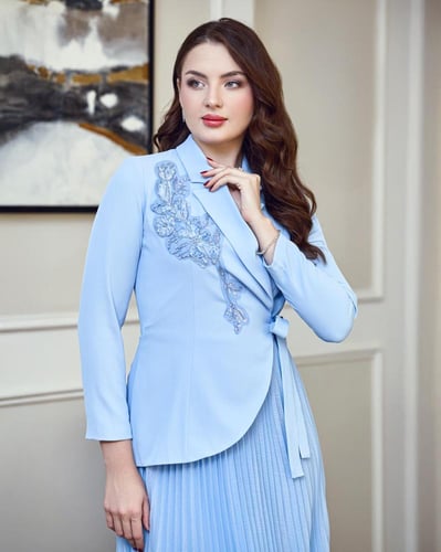 فستان ناعم كريب بتصميم لف وتطريز يدوي مع تنورة شيف...