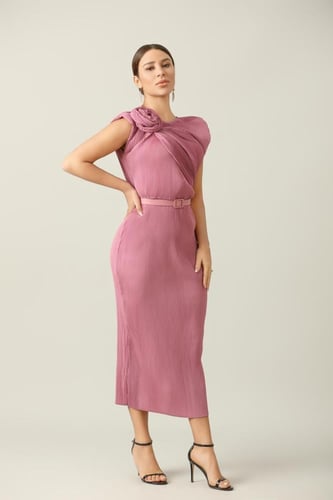 فستان وردي بلاسية مع فيونكة على الكتف