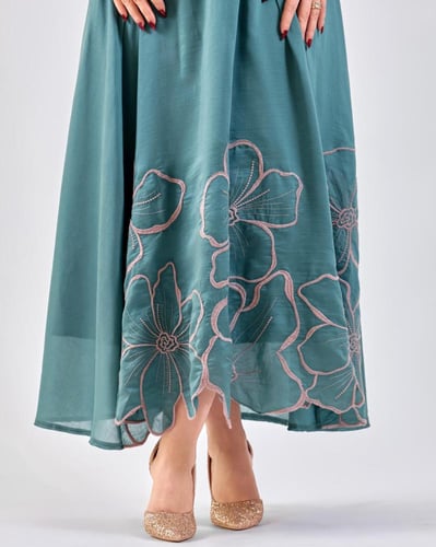 طقم أنيق بتطريز ورد بارز