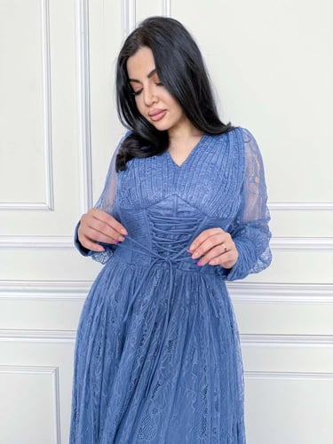 فستان دانتيل سماوي طويل بربطة خصر وتصميم ناعم