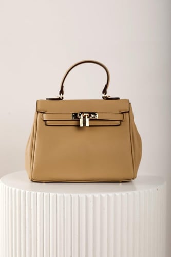 شنطة نسائي بتصميم مميز وعصري مصنوعة من الجلد الفاخ...