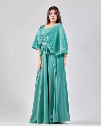 فستان سهرة أنيق بتفاصيل بليسيه ناعمة