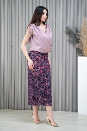 طقم بلوزة لحمي وتنورة موردة ومموجة