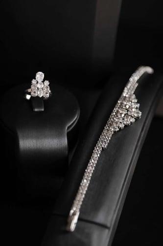 طقم إكسسوارات فضي راقٍ بفصوص زركون منسدلة