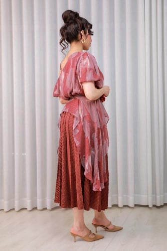 طقم نسائي لون طوبي بلوزة وتنورة مكسرة