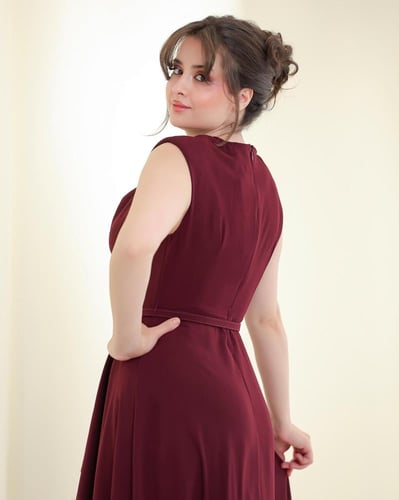 فستان سهرة بقصة كلوش مزدوجة وتفاصيل أنيقة