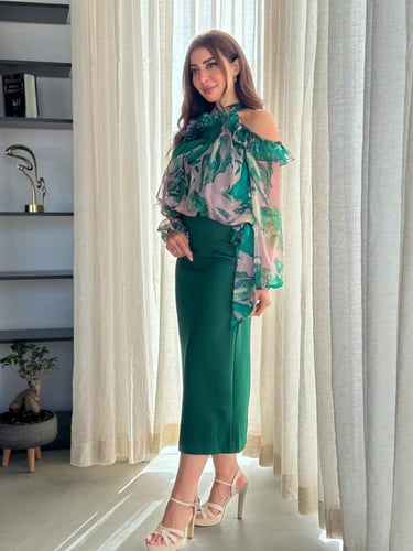 بلوزة شيفون مشجرة بأكتاف مكشوفة وأكمام طويلة