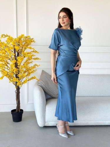 طقم بلوزه مزينه بورده بالكتف وتنوره ساده قماش حرير