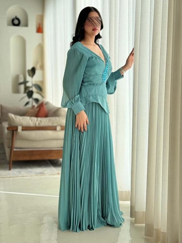 فستان ناعم لون تيفاني راقي بتصميم ناعم وتطريز لامع