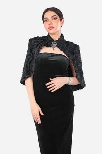 فستان سهرة اسود توب قماش مخمل مع شال مورد