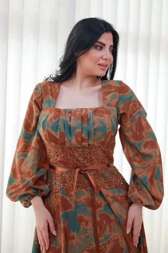 فستان ناعم شيفون مموج باكسسوار بالخصر