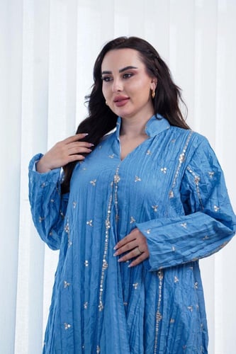 جلابية كويتية لون سماوي مزينة بتطريز وترتر