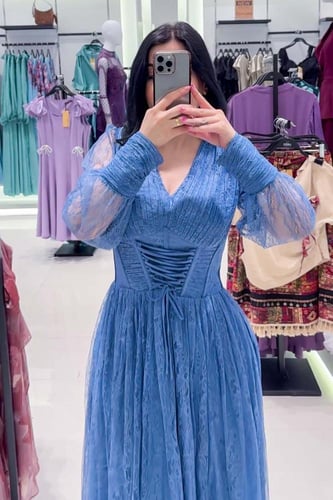 فستان دانتيل سماوي طويل بربطة خصر وتصميم ناعم