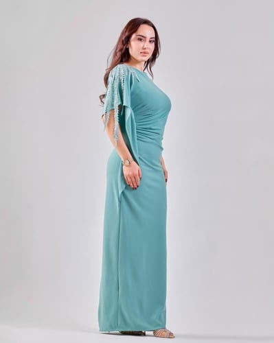 فستان ناعم كريب تيفاني بأكسسوار كتف فخم