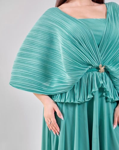 فستان سهرة أنيق بتفاصيل بليسيه ناعمة