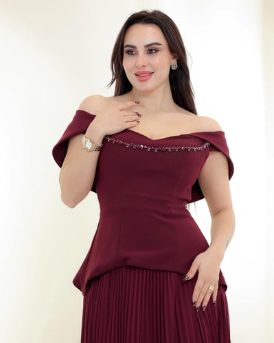 فستان سهرة طويل بقصة أوف شولدر