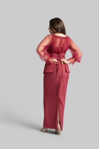 فستان كلاسيكي بطابع فكتوري مزين بإكسسوار و شك سيلا...