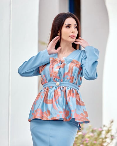 طقم نسائي بتصميم عصري وقصّة راقية