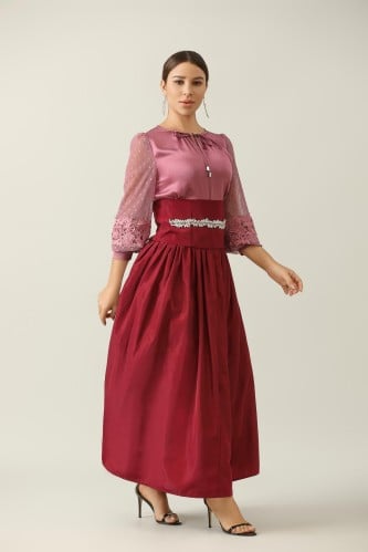 طقم برغندي أنيق بلمعة ساتان وتفاصيل دانتيل ناعمة