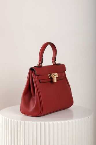 شنطة نسائي بتصميم مميز وعصري مصنوعة من الجلد الفاخ...