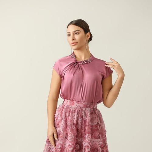 بلوزة وردي قماش حرير على تطريز ع العتق