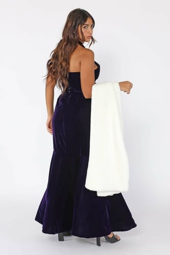 فستان موف طويل مخمل اوف شولدر مع شال فرو أبيض