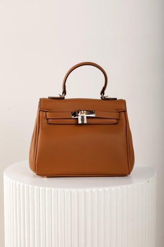 شنطة نسائي بتصميم مميز وعصري مصنوعة من الجلد الفاخ...