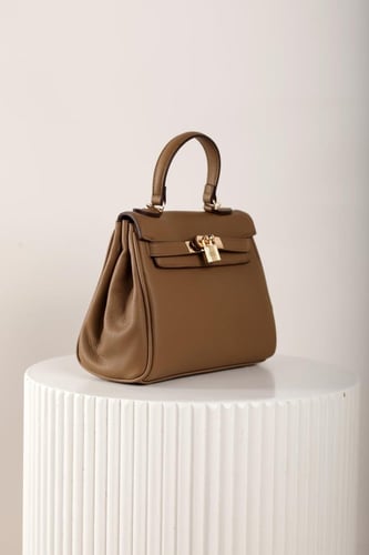 شنطة نسائي بتصميم مميز وعصري مصنوعة من الجلد الفاخ...