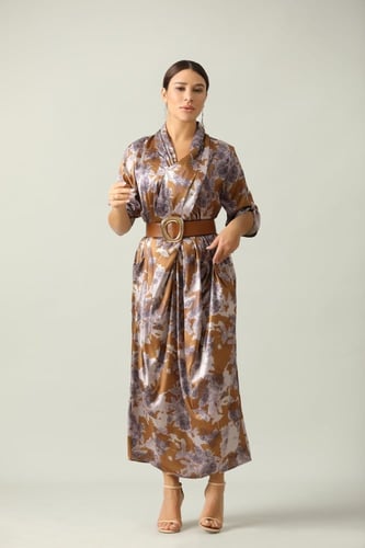 فستان ميدي مشجر بلون عسلي ورصاصبي لف على جيوب