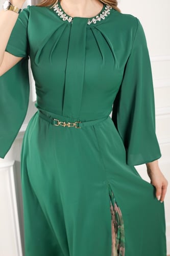 فستان طويل لون اخضر اكمام طويله باكسسوار في العنق