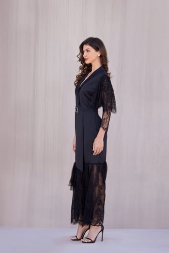 فستان أسود طويل كريب مع أطراف دانتيل وحزام كريستال