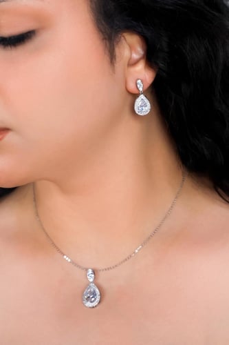 طقم زركون ناعم بتصميم عصري مميز قطعتين