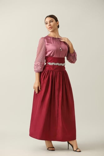 طقم برغندي أنيق بلمعة ساتان وتفاصيل دانتيل ناعمة