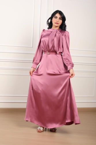 فستان زهري ناعم بفتحة رقبة على شكل فيونكة