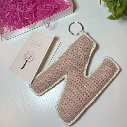 تعليقة حروف بالكروشيه اليدوي