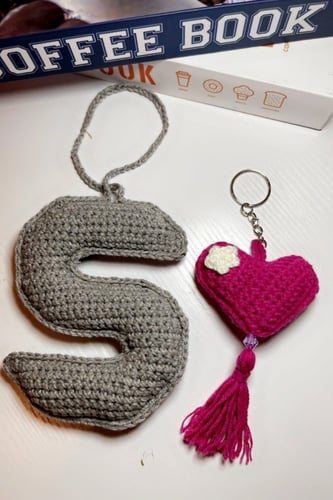 تعليقة حروف بالكروشيه اليدوي