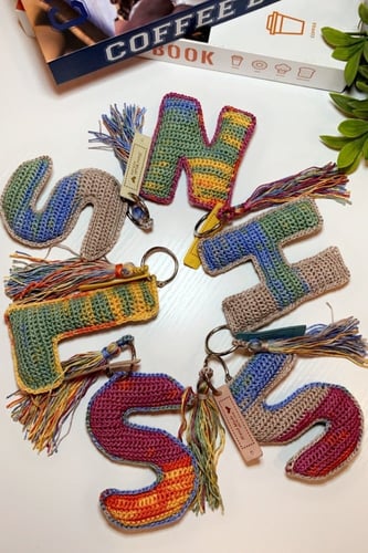 تعليقة حروف بالكروشيه اليدوي