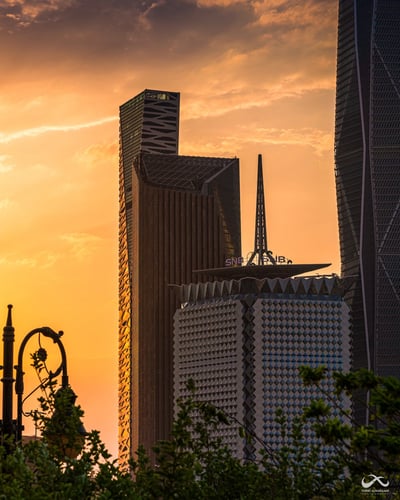 لوحة سطوع الغروب مع مركز الملك عبدالله المالي – مش...