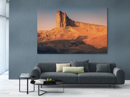 لوحة: جبل طويق الشامخ – هيبة الصحراء وهوية الوطن