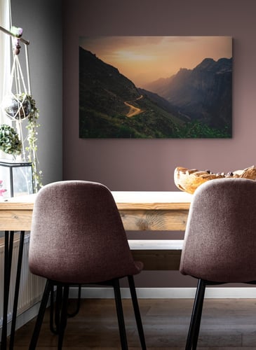 لوحة غروب الشمس – منظر طبيعي ساحر لجبال القهر في م...