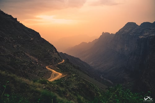 لوحة غروب الشمس – منظر طبيعي ساحر لجبال القهر في م...