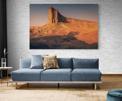 لوحة: جبل طويق الشامخ – هيبة الصحراء وهوية الوطن