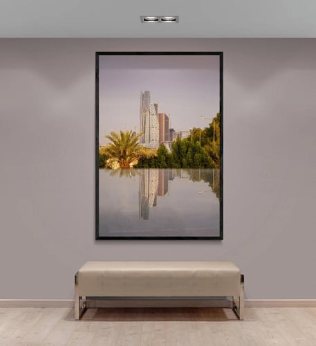 ️ لوحة انعكاس لمركز الملك عبدالله المالي مع النخيل...