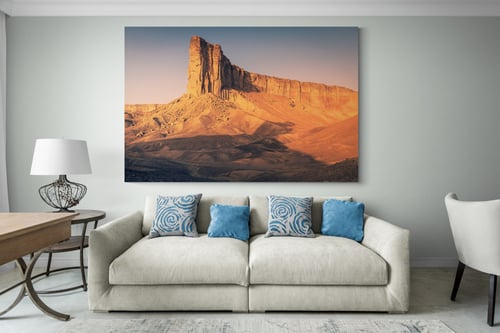 لوحة: جبل طويق الشامخ – هيبة الصحراء وهوية الوطن