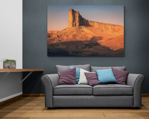 لوحة: جبل طويق الشامخ – هيبة الصحراء وهوية الوطن