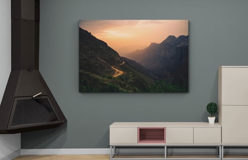 لوحة غروب الشمس – منظر طبيعي ساحر لجبال القهر في م...