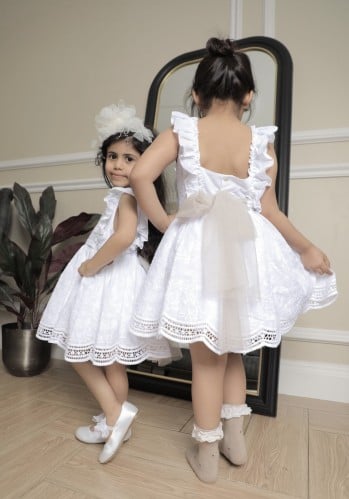 فستان الزهرة البيضاء