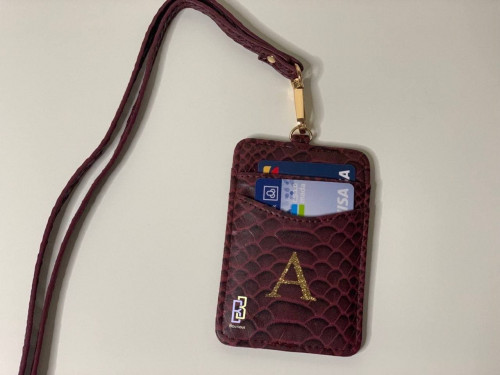 حامل بطاقات العمل بجلد الأفعى لون العنابي